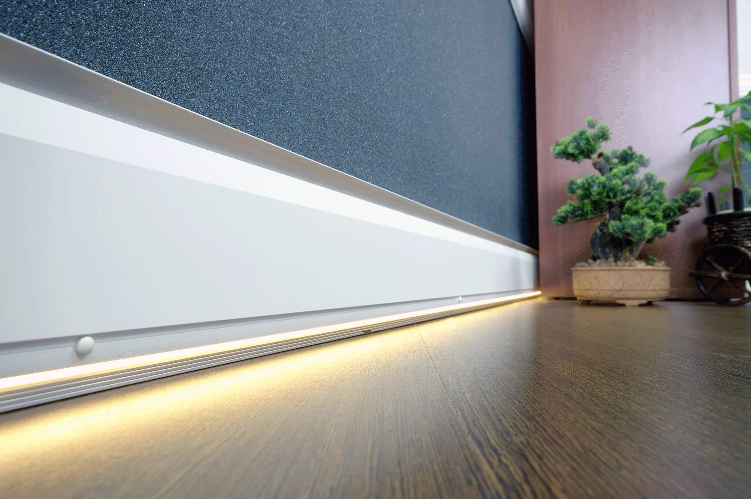 Блог - Плінтус з LED-підсвіткою: стильний акцент для сучасного інтер'єру 2025